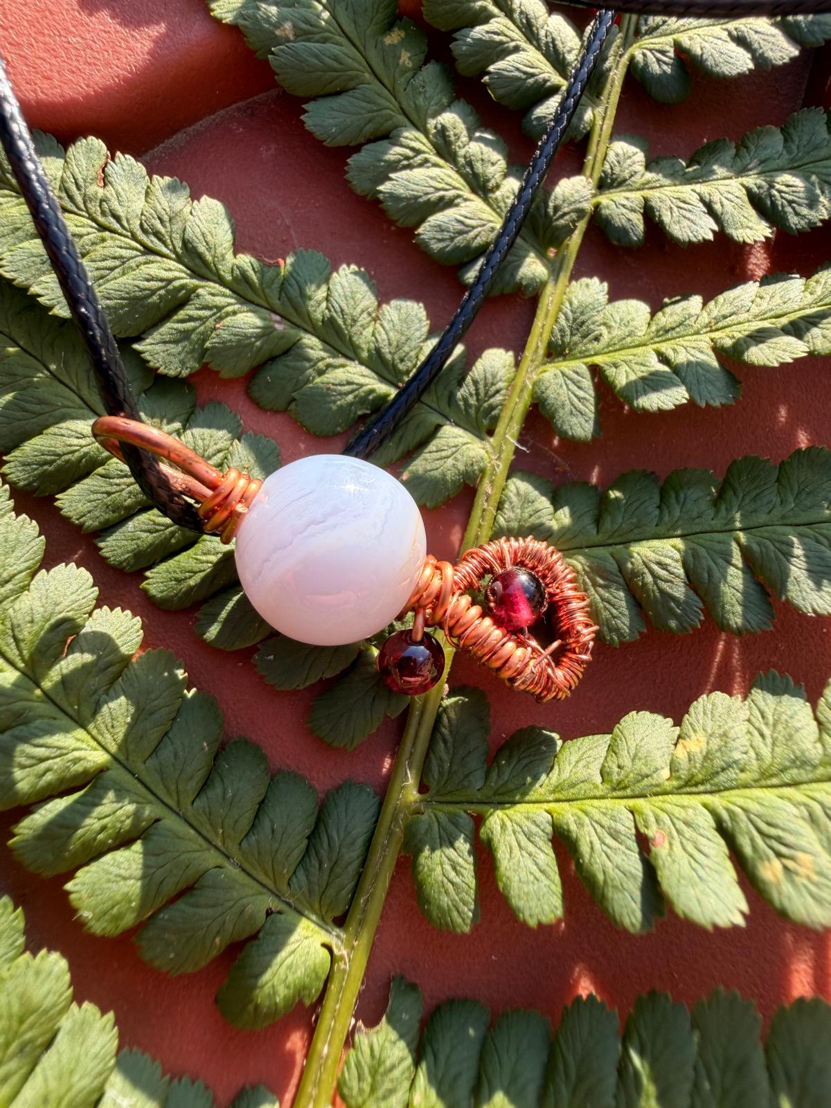 Amoria Anhänger mit Amethystperle und Granat in Kupferdraht