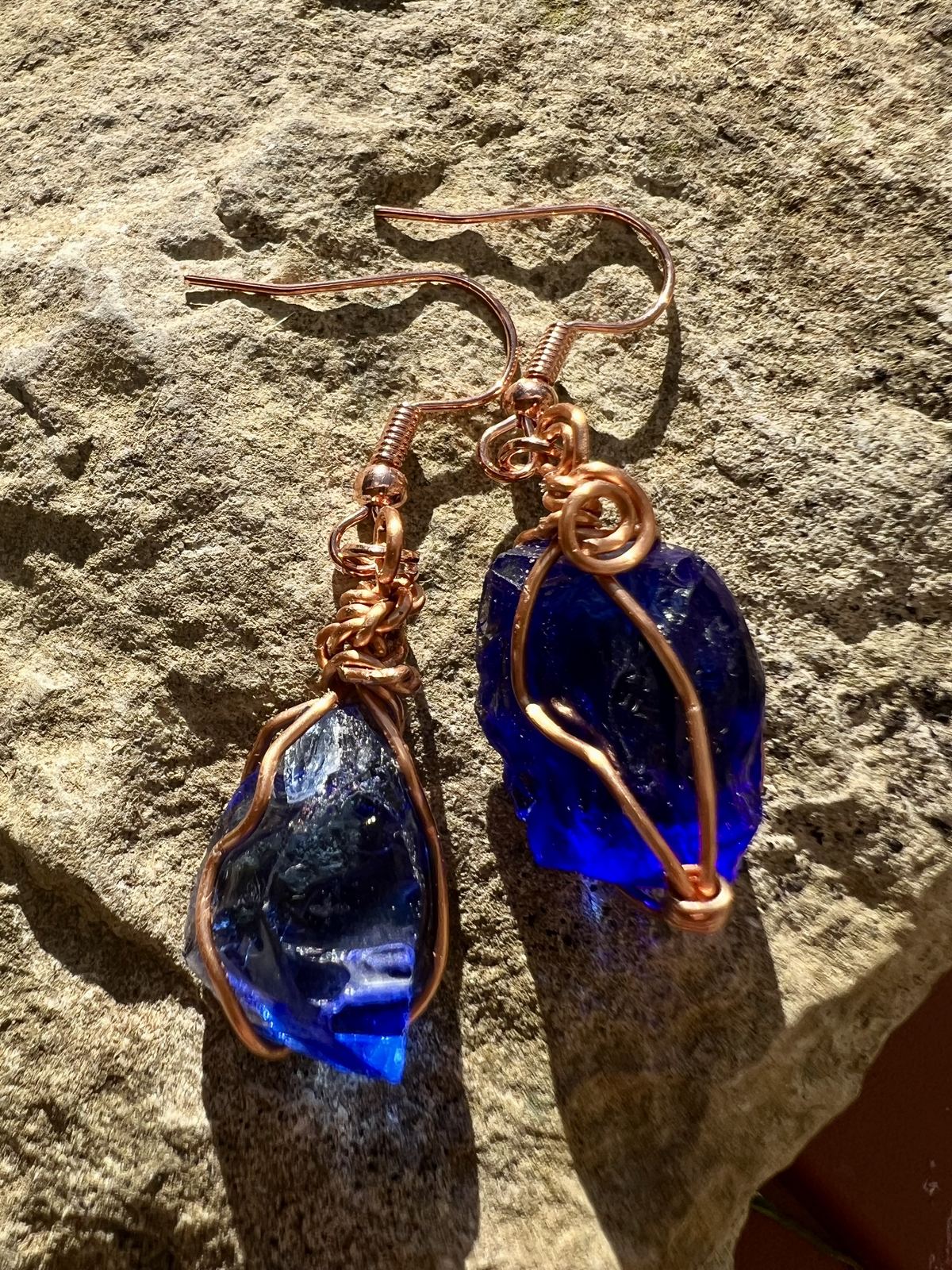 Ohrringe Blue drops mit rohen Andara-Kristallen in Kupferdraht