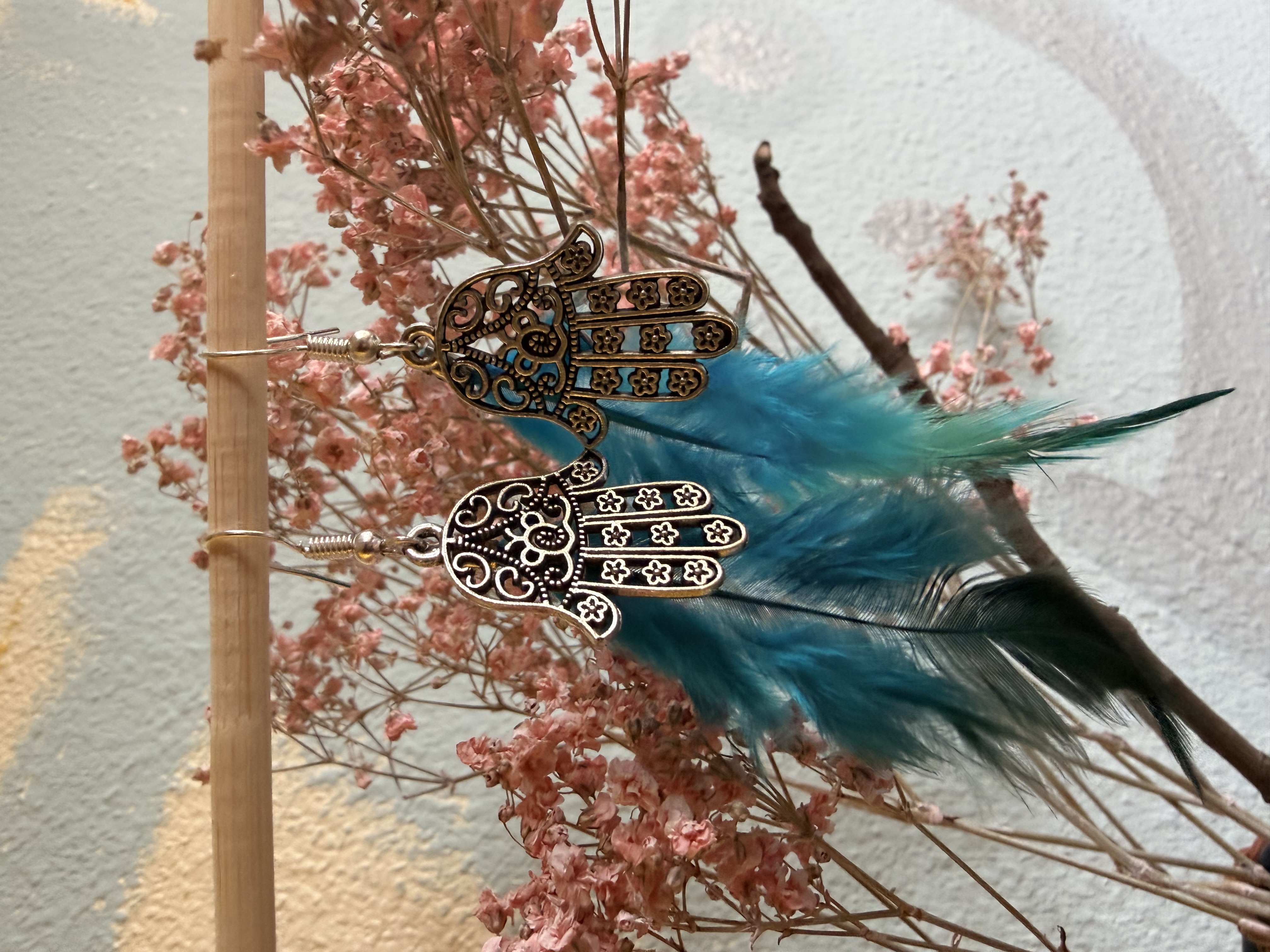 Blue Spirit Ohrringe mit türkisfarbener Feder und Hamsa-Anhänger
