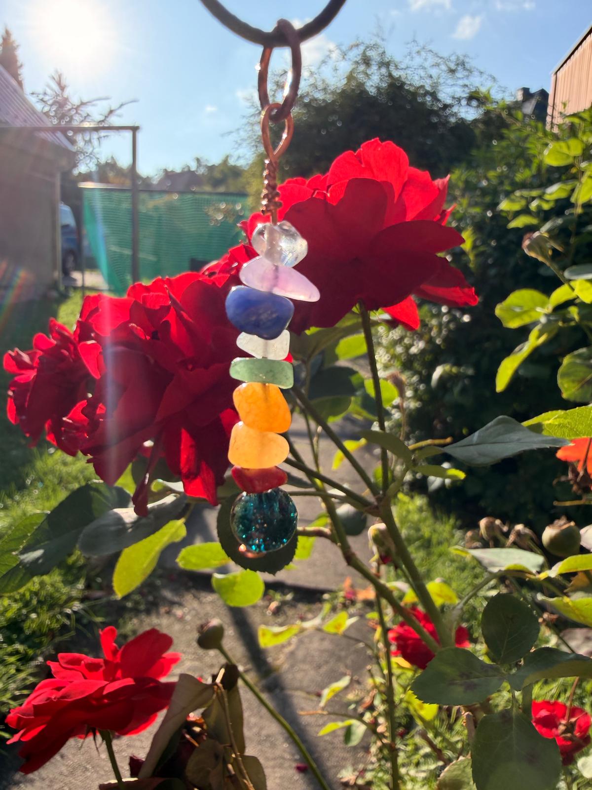 Charm Chakra Anhänger mit Edelsteinen in Chakren-Reihenfolge