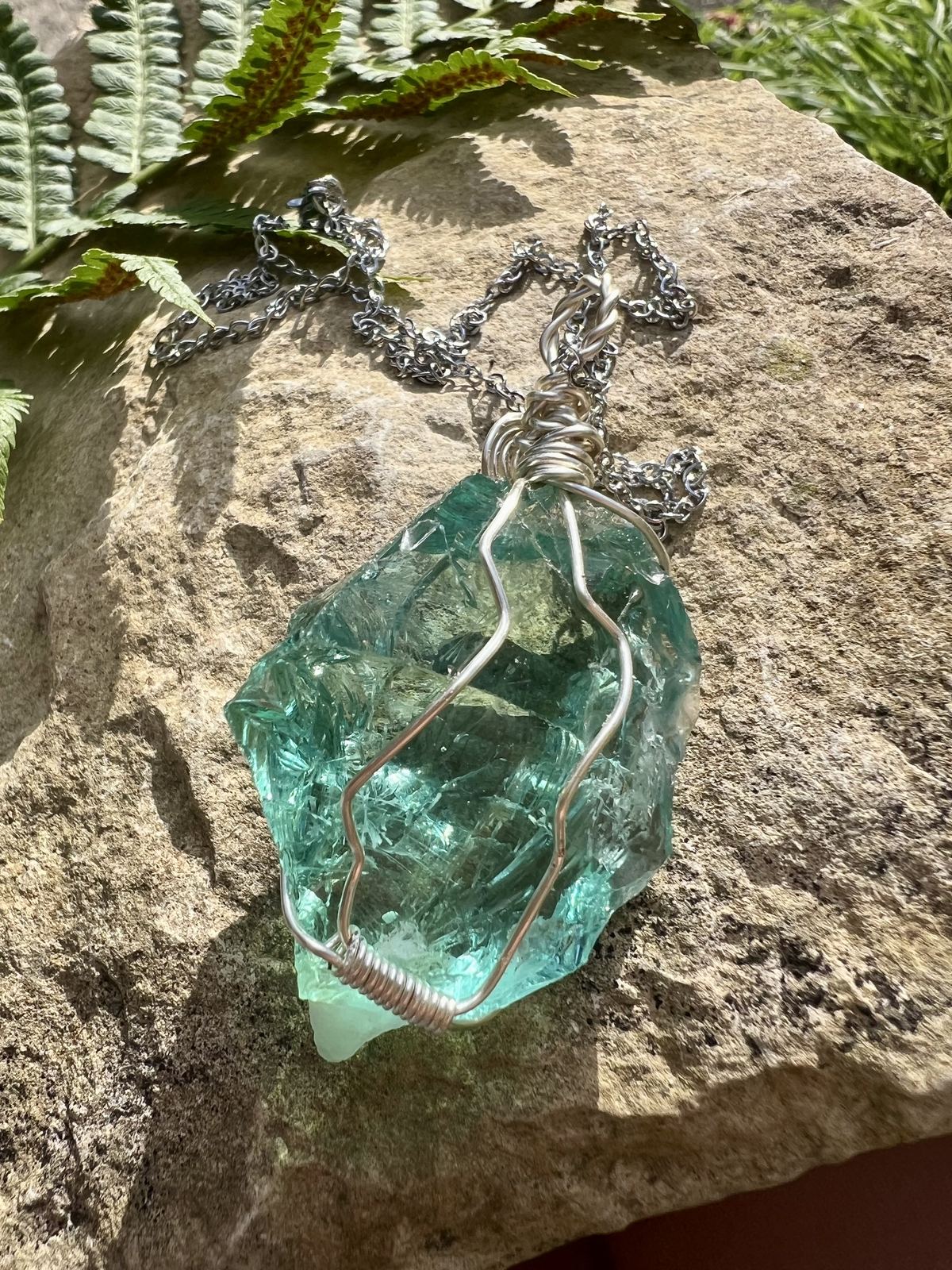 Andara Kristall Crystal Lagoon, seltenes Stück mit weißer Matrix in Silberdraht an Edelstahlkette