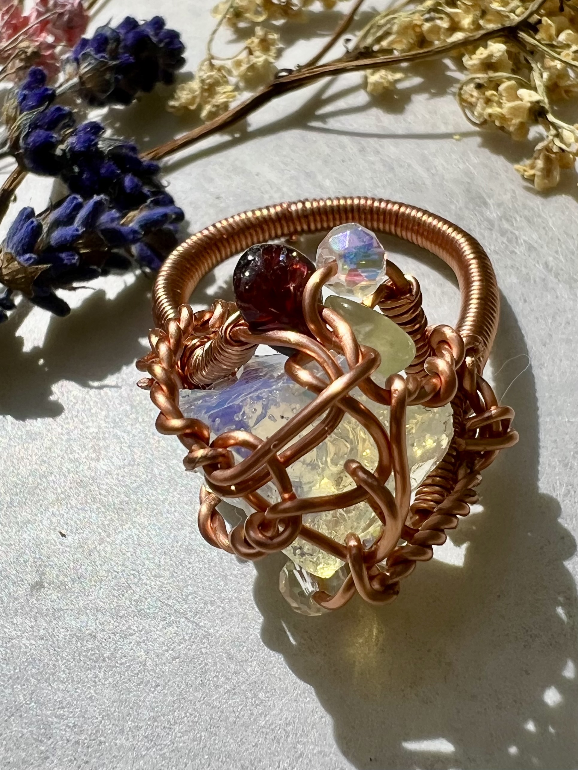 Andara Kristall Ring Elfenzauber, opalisierend mit Kupfergeflecht