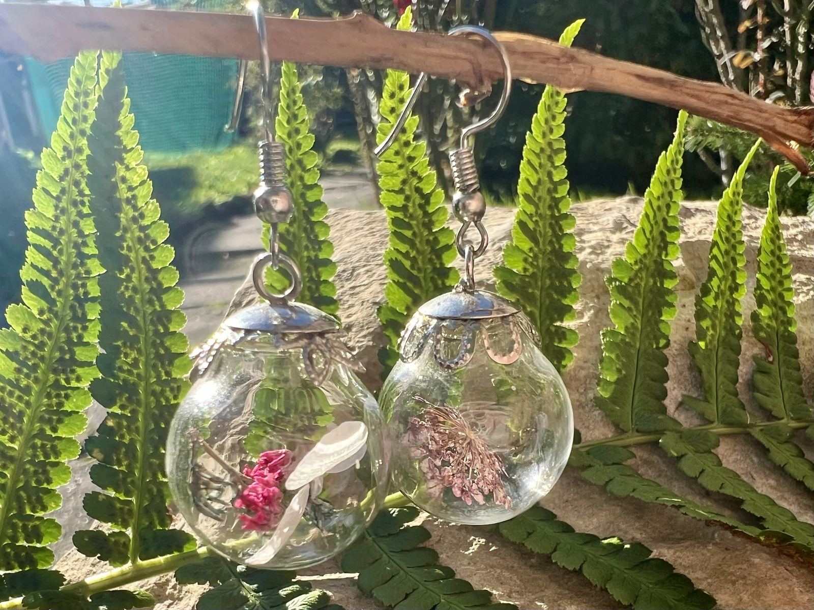 Ohrringe Flower mit getrockneten Blüten in Glaskugeln, Silberdraht