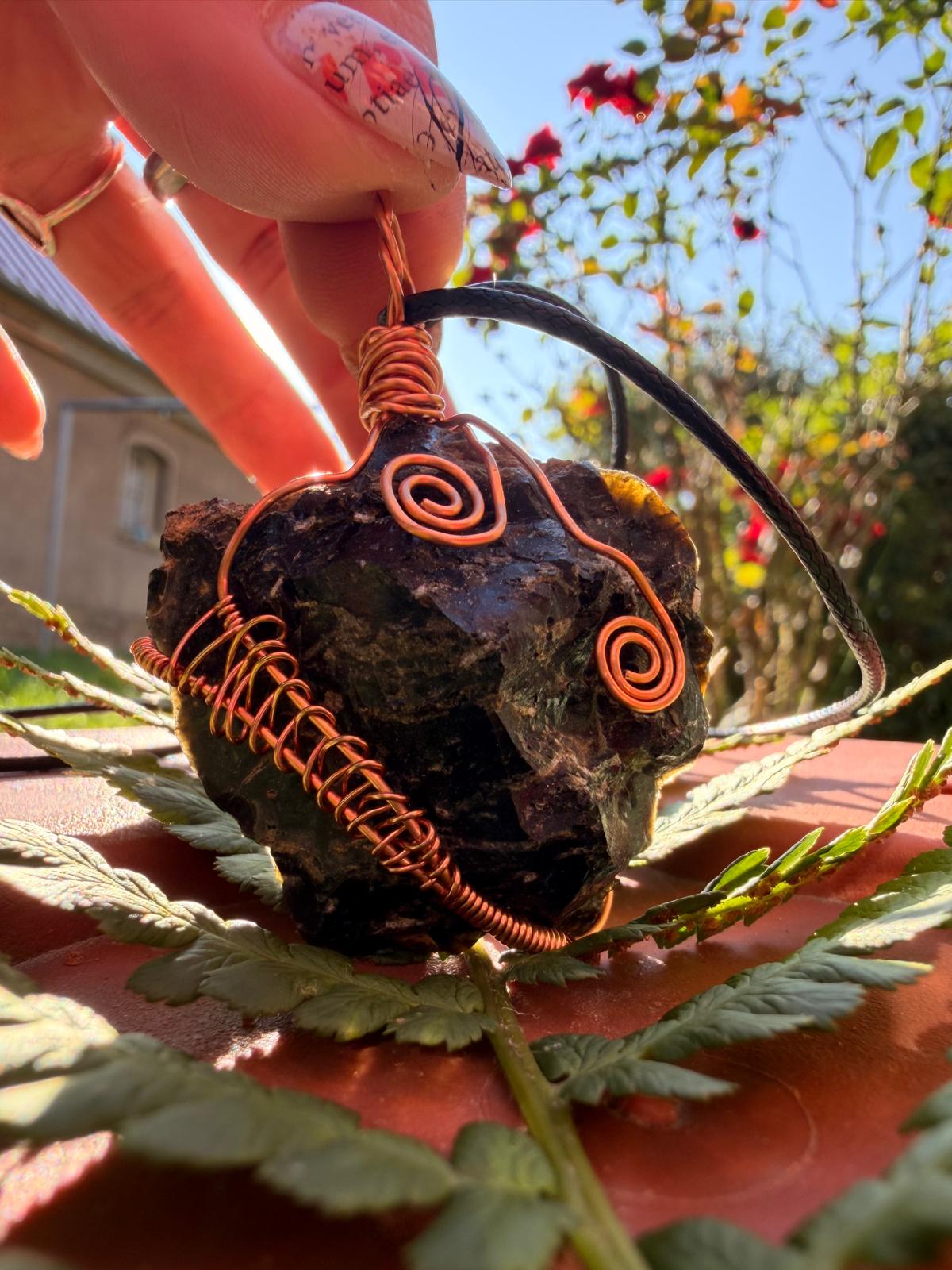 Hot Copper Vulkanglas Anhänger mit zwei Kupferspiralen