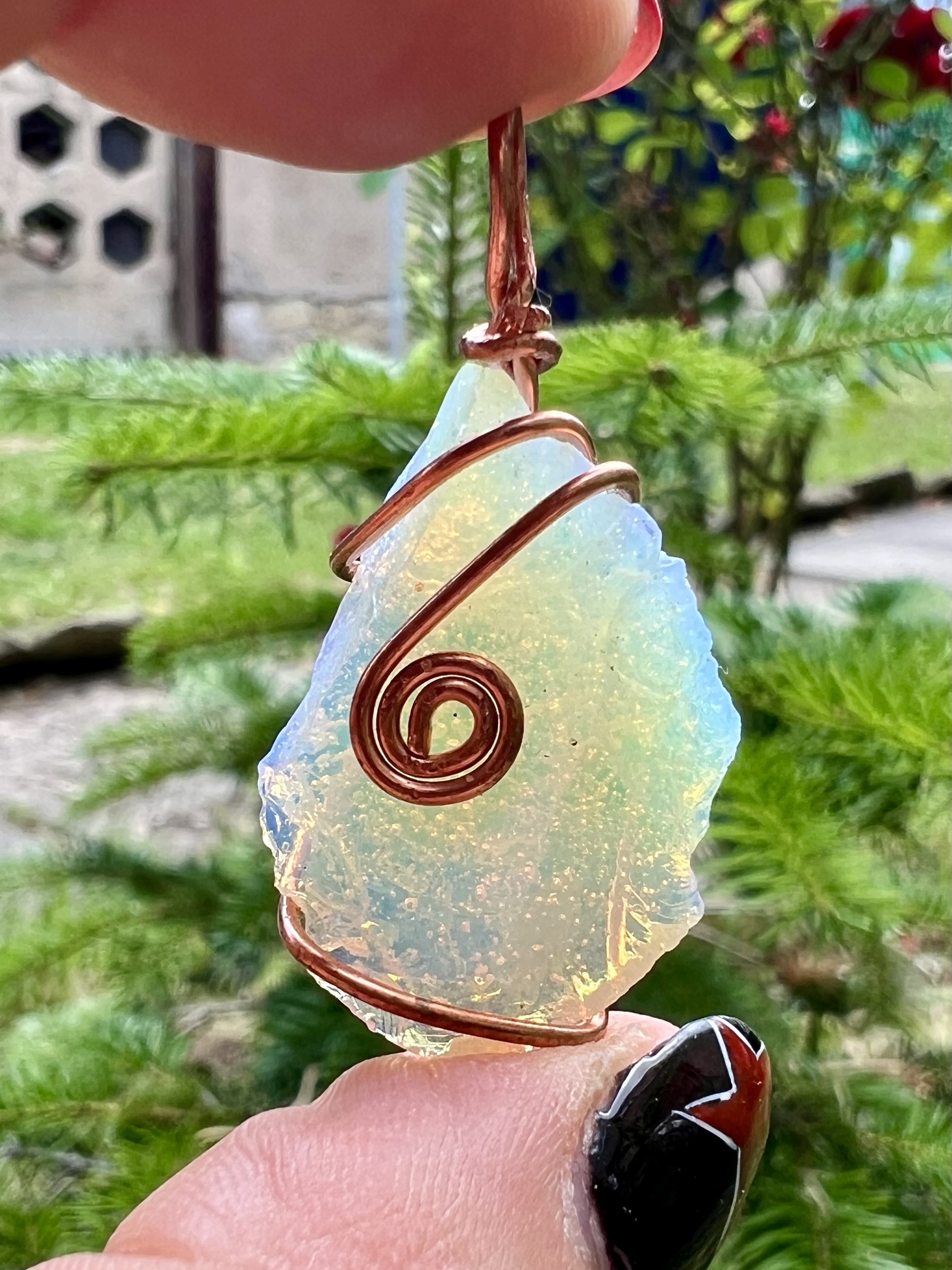 Andara Kristall Little Universe, opalweiß irisierend mit Kupferspirale