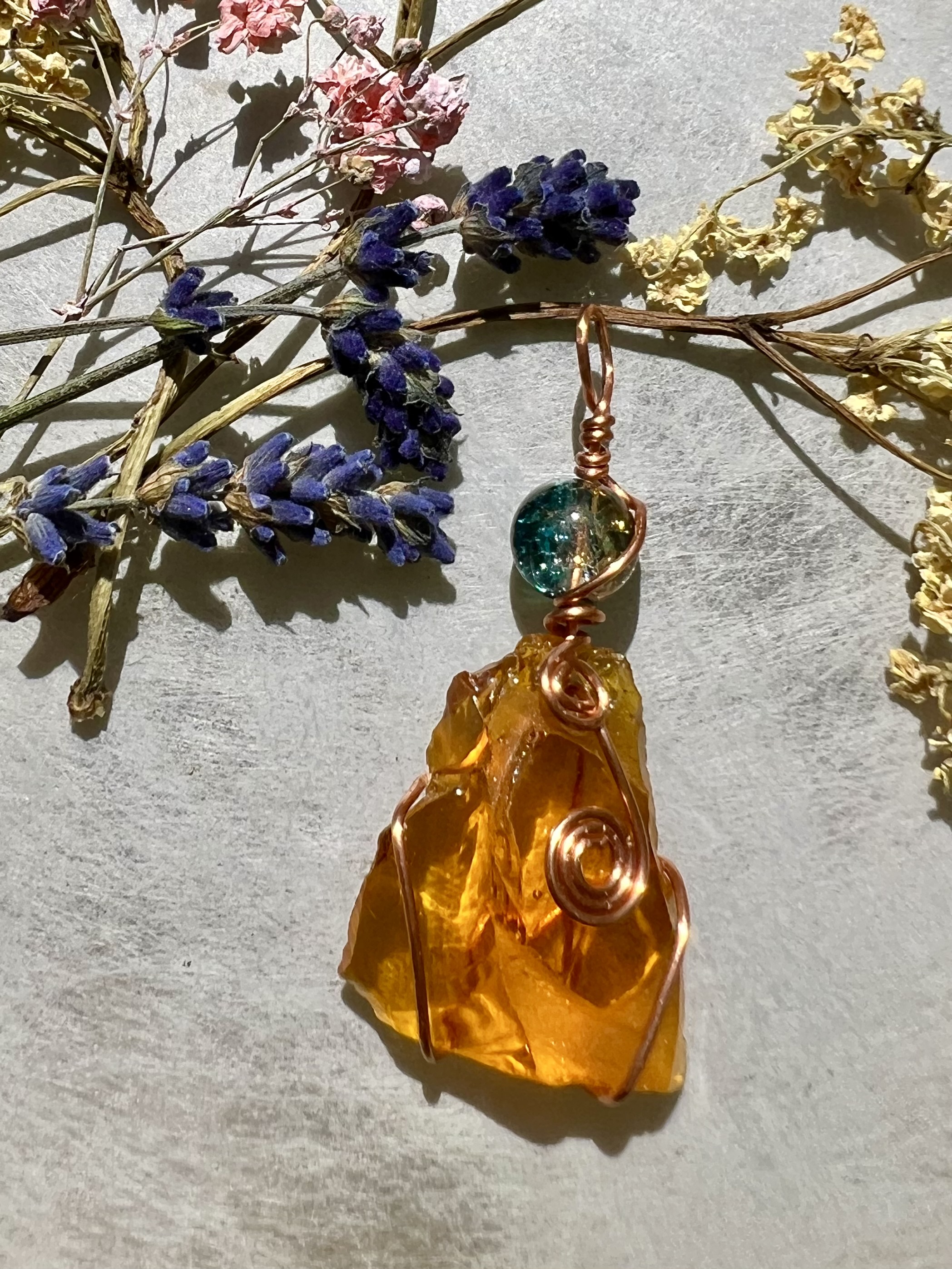 Andara Kristall Sonnenfeuer, goldgelb mit blauem Glastropfen