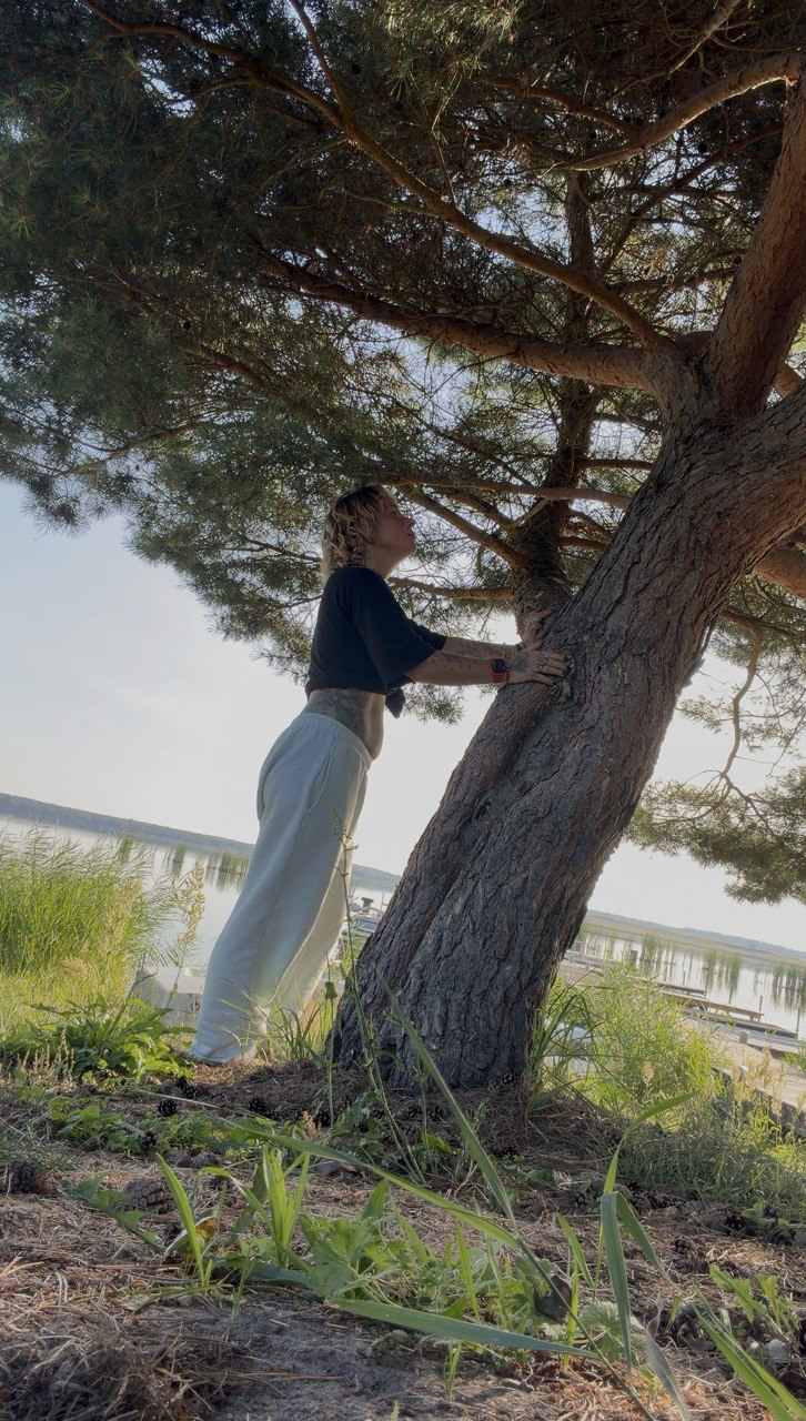 Nicole Schroth in der Natur, an einem Baum am See – Soul Nature Sessions