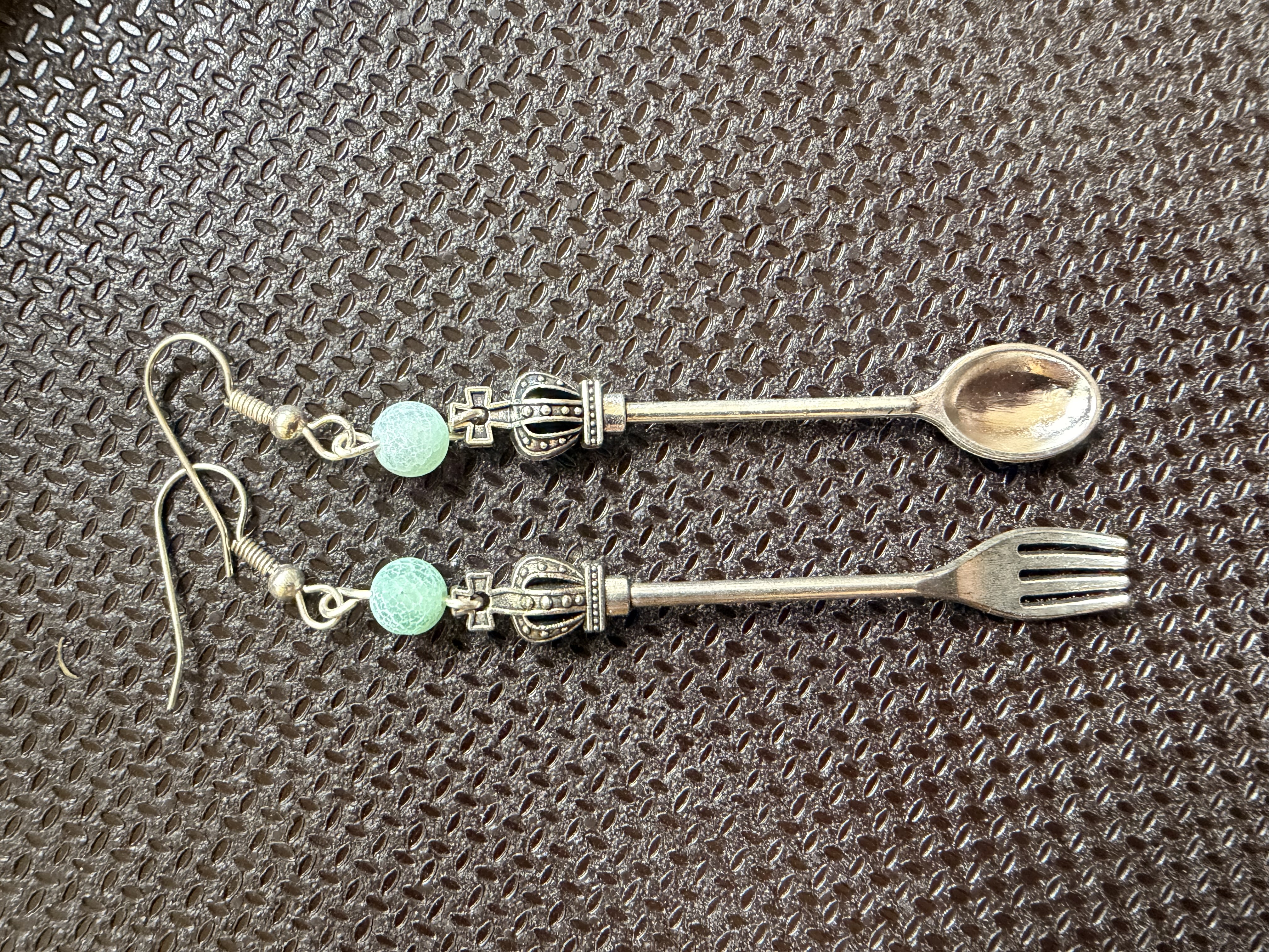 Tafelrunde Ohrringe mit Gabel- und Löffel-Anhänger